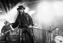 Plage Noir Festival 2022: Fields of the Nephilim sagen ab, And One springt ein Fotos von Fields of the Nephilim auf dem Amphi Festival 2017 in Köln. Fotograf: Matthias Irrgang