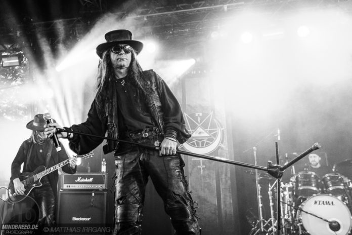 Plage Noir Festival 2022: Fields of the Nephilim sagen ab, And One springt ein Fotos von Fields of the Nephilim auf dem Amphi Festival 2017 in Köln. Fotograf: Matthias Irrgang