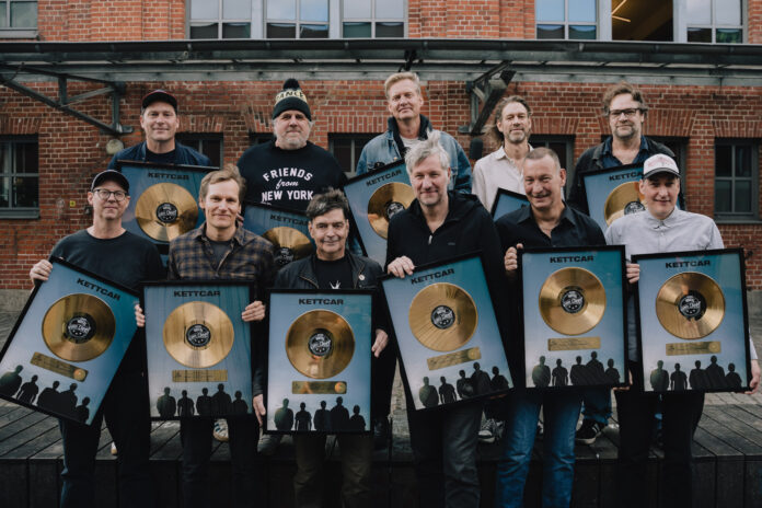 Gold-Award für Kettcars Album „Von Spatzen und Tauben“ © Kettcar - © Copyright by Sebastian Igel