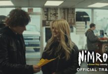 Green Day veröffentlichen neuen Trailer für kommenden Comedy-Film Two young people in a store exchange a yellow envelope, smiling at each other; poster text reads Nimrods — Official Trailer, Green Day comedy.