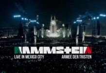 Rammstein bringen „Live in Mexico City“ weltweit ins Kino Massive outdoor nighttime concert with a lit stage and a packed crowd; overlay text shows a live show in Mexico City by a band (Rammstein).