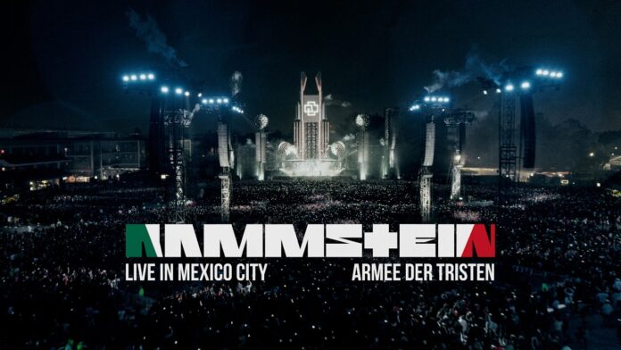Rammstein bringen „Live in Mexico City“ weltweit ins Kino Massive outdoor nighttime concert with a lit stage and a packed crowd; overlay text shows a live show in Mexico City by a band (Rammstein).