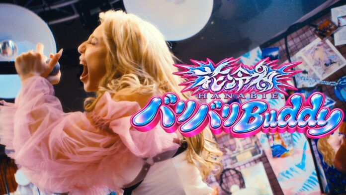 Hanabie veröffentlicht neue Video-Single „バリバリ“ („Buddy“) Blonde female singer in pink sheer sleeves singing into a handheld mic on stage with a neon blue-pink Hanabie Budoh logo overlay.