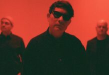 Hawthorne Heights präsentieren Video zu „Carry Me“, unterschreiben bei Thriller Records Three men in dark clothing pose in a red-lit studio; the front man wears sunglasses and faces the camera.